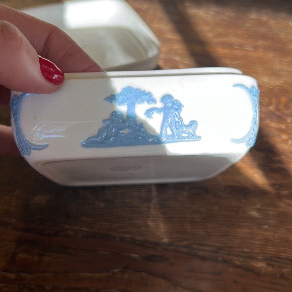 Wedgwood embossed trinket box - Picture 8 of 11